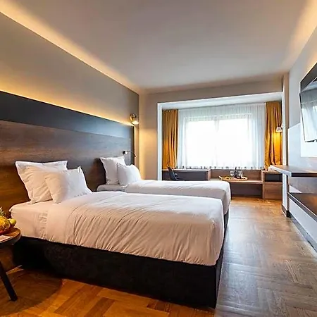 Next Door Park Hotell 4*